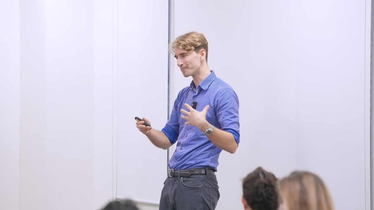 Christian Baumann presentando una sesión de estrategia inmobiliaria a los asistentes
