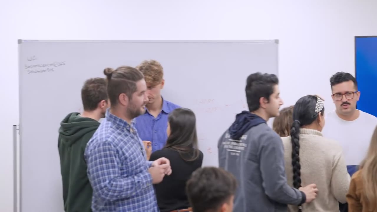 Asistentes conversando con Christian Baumann después de la sesión de estrategia inmobiliaria