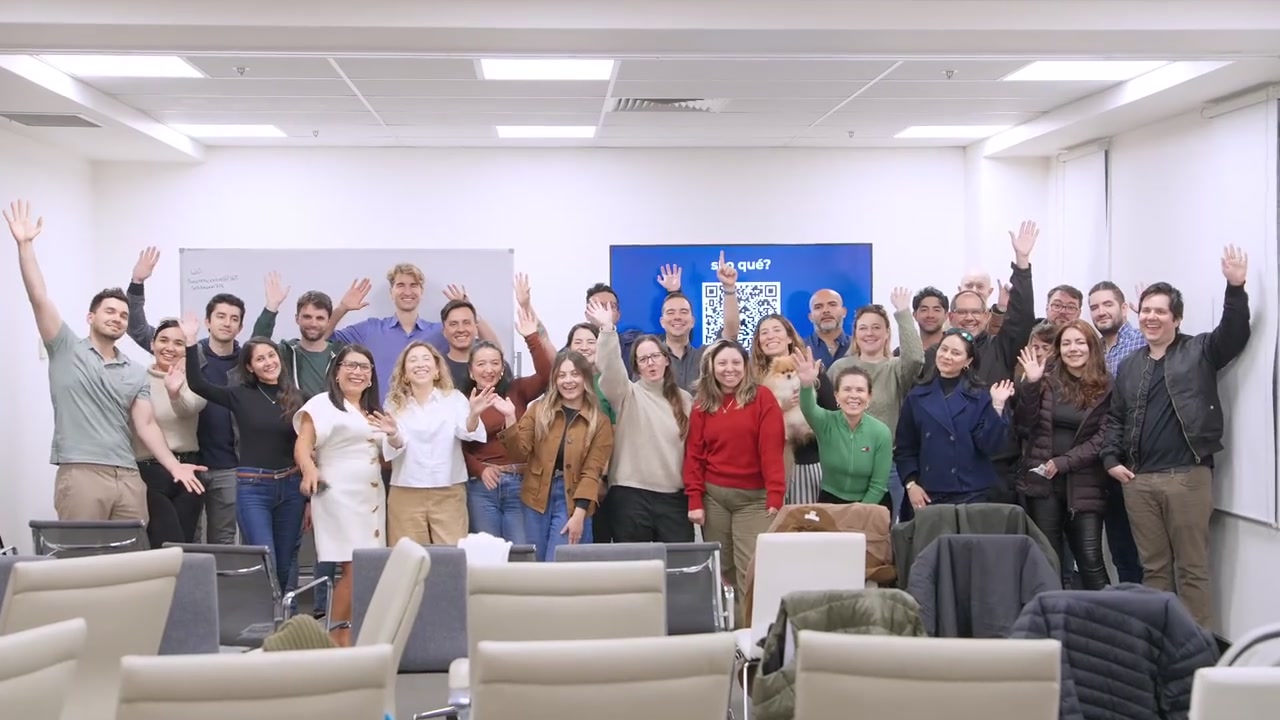 Sala llena de inversores hispanohablantes al final de una sesión de estrategia de Baumann Property, con Christian Baumann entre ellos